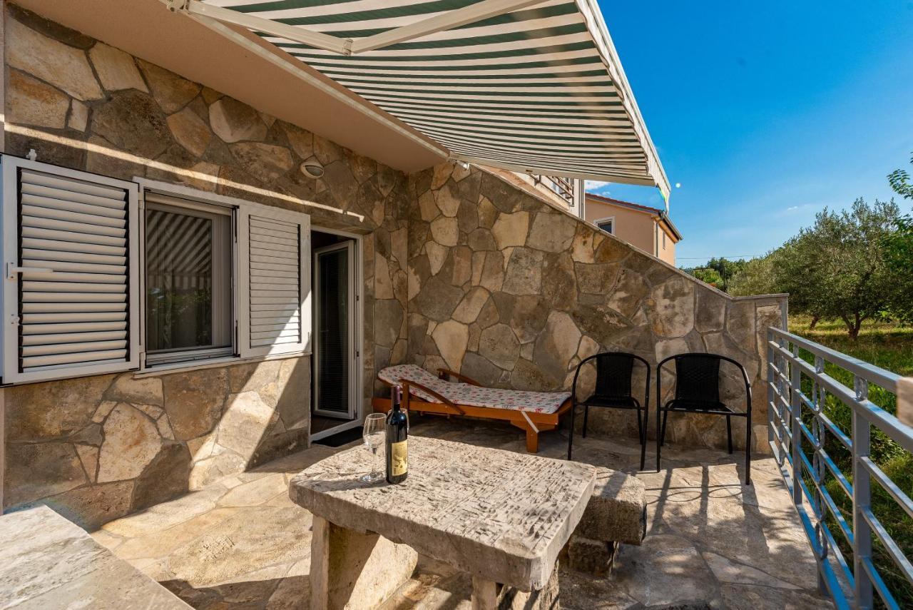 Apartmani Mila Gornji Karin Exterior foto