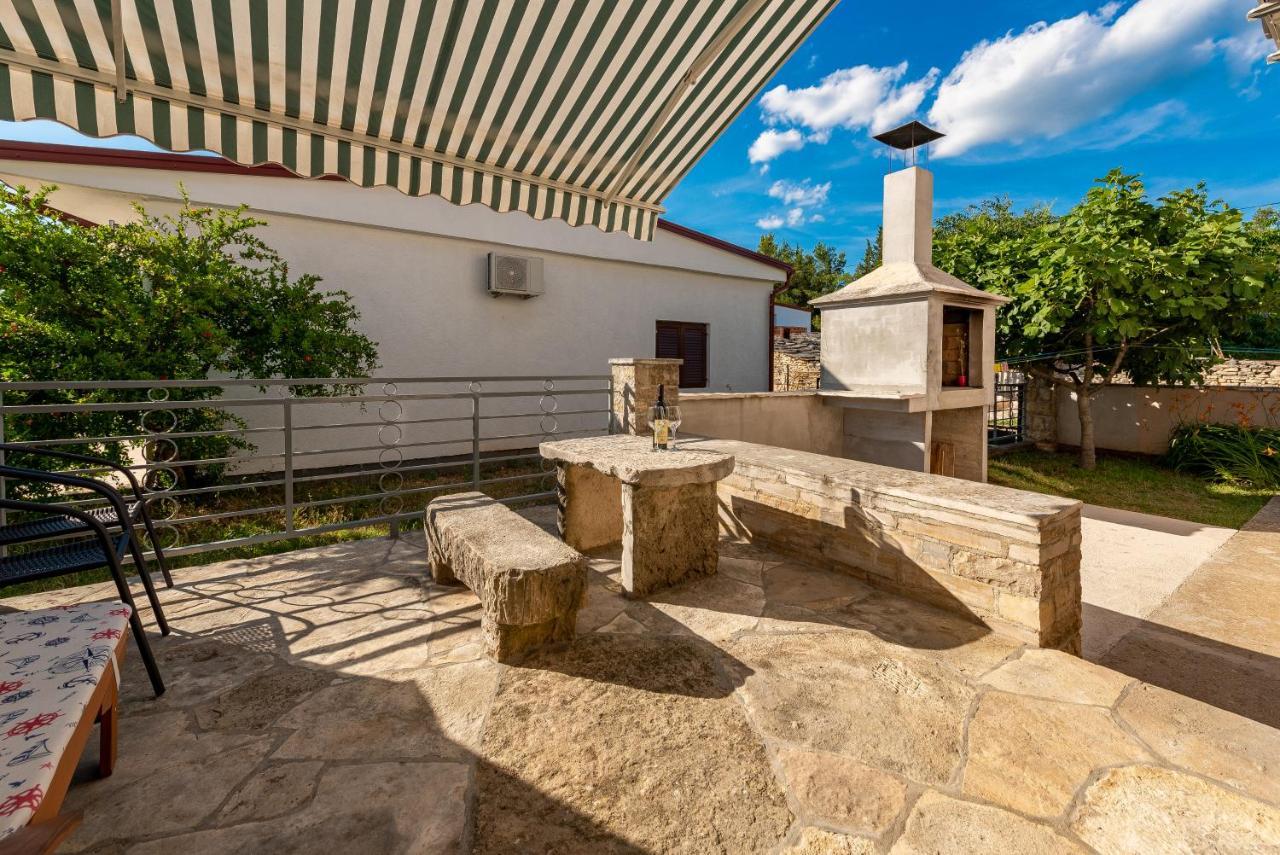 Apartmani Mila Gornji Karin Exterior foto