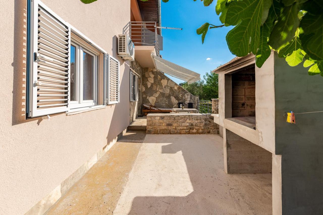 Apartmani Mila Gornji Karin Exterior foto